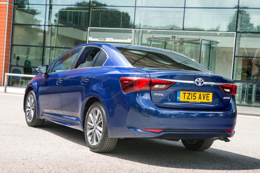  Toyota Avensis 2015 года  (UK) (фото 17 из 27)
